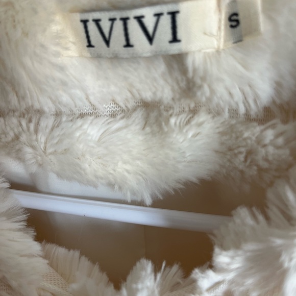 Creamy white faux fur jacket, 3/4 length, soft and plush by IVIVI - Picture 3 of 3